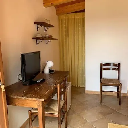 Holiday home Casetta A Caresi Pietre Magiche *